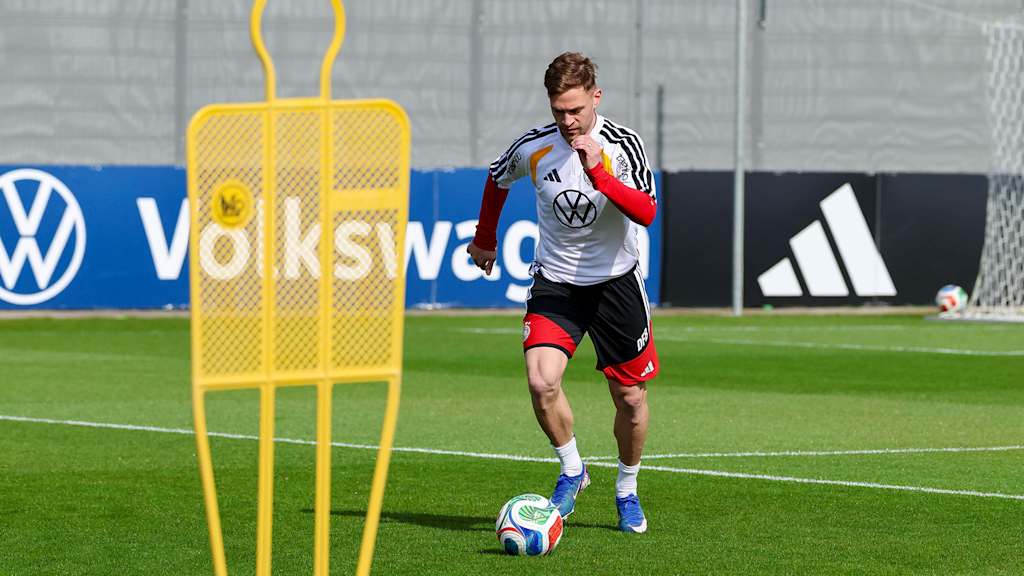 Joshua Kimmich dribbelt im Training der Nationalmannschaft mit dem Ball