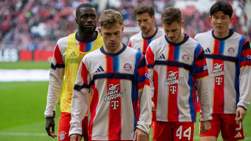 Joshua Kimmich, Dayot Upamecano, Josip Stanisic und Leon Goretzka in den Aufwärmshirts mit Rot gegen Rassismus-Slogan auf der Brust