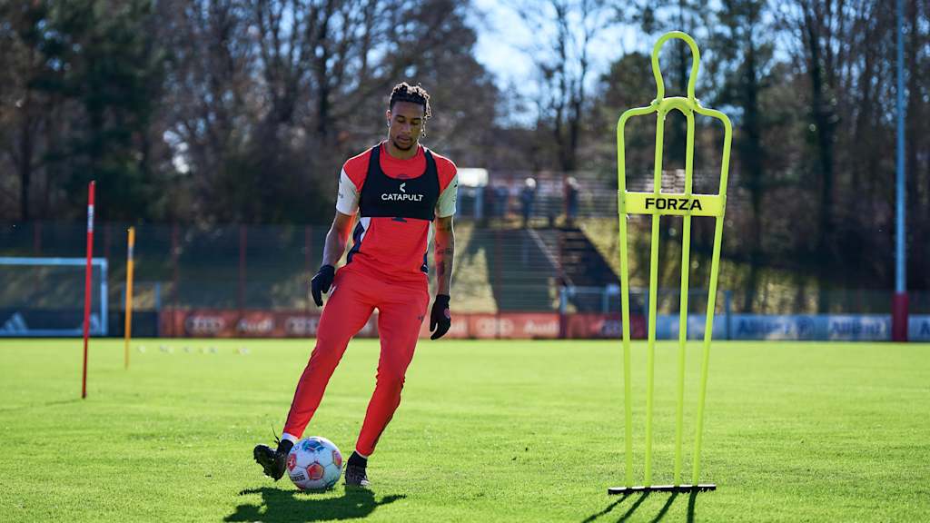 Michael Olise im Training mit Ball am Fuß.