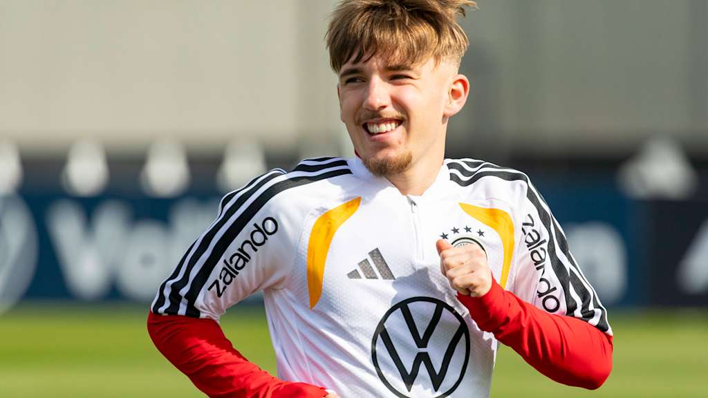 Lennart Karl lacht im Training der deutschen Nationalmannschaft