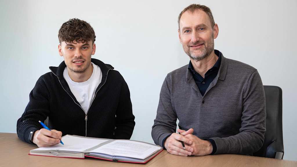 Louis Richter lächelt gemeinsam mit Jochen Sauer in die Kamera.