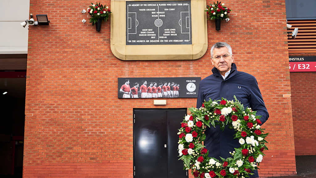 Präsident Herbert Hainer legt einen Kranz im Namen des FC Bayern für die Opfer des Flugzeugabsturz von Manchester 1958 nieder