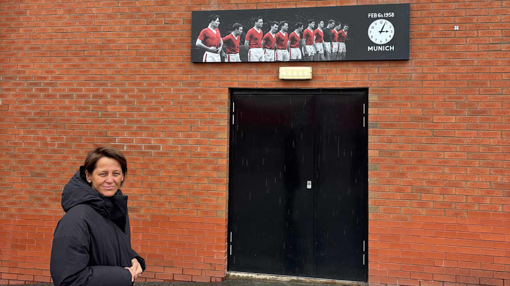 Bianca Rech vor der Gedenkstätte im Old Trafford.