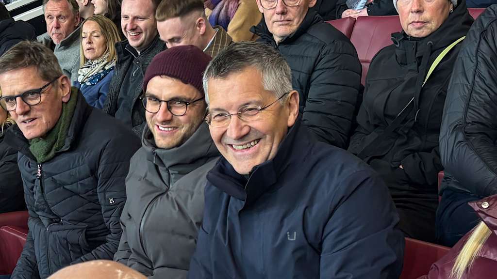 Herbert Hainer beim Spiel der FCB-Frauen in Manchester.
