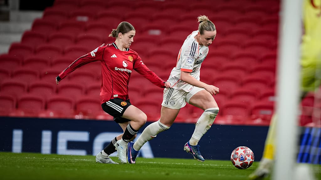 Franziska Kett im Laufduell während des Viertelfinal-Hinspiels der FC Bayern Frauen bei Manchester United