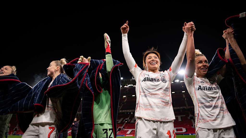 Die FC Bayern frauen bejubeln den Sieg in Manchester.