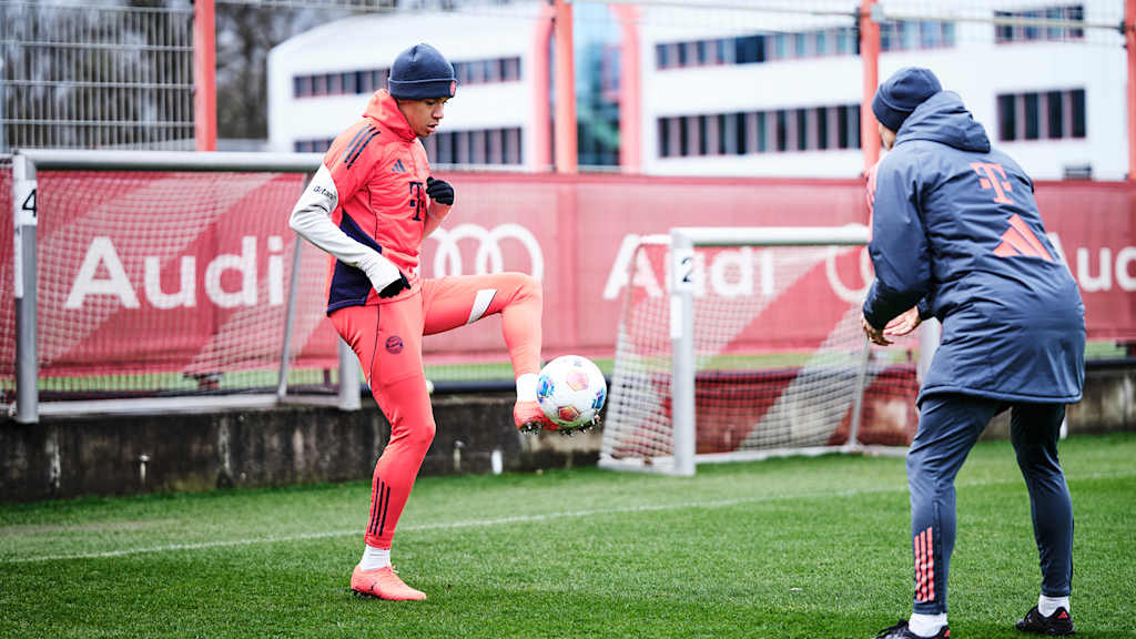 Jamal Musiala am Ball bei einer individuellen Einheit auf dem Trainingsgelände des FC Bayern
