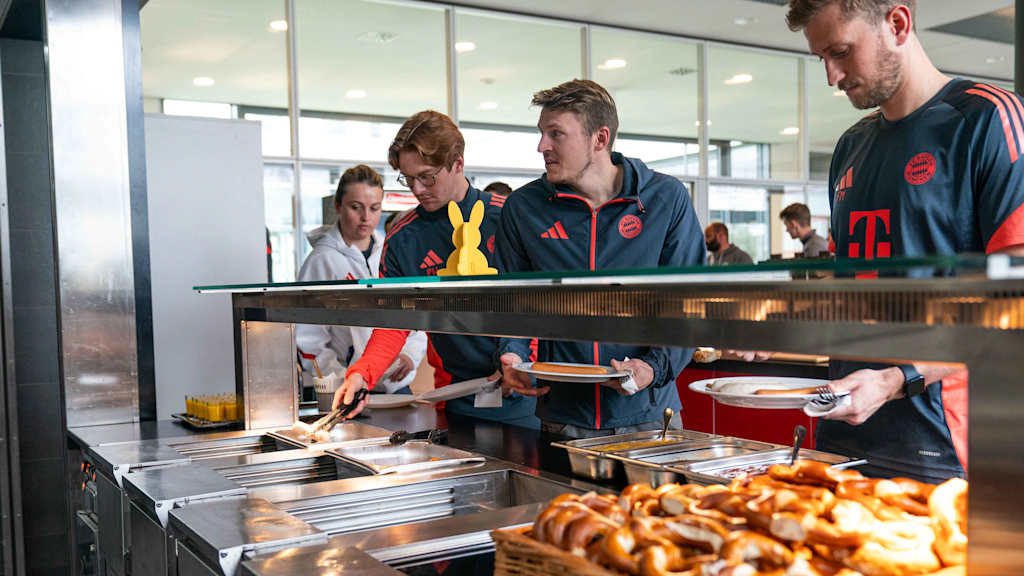 Die Mitarbeitenden des FC Bayern bei der Ausgabe der Weißwürste.
