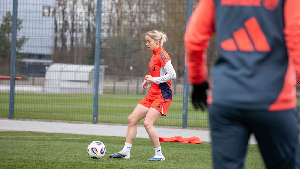 Giulia Gwinn im Training der FC Bayern Frauen.