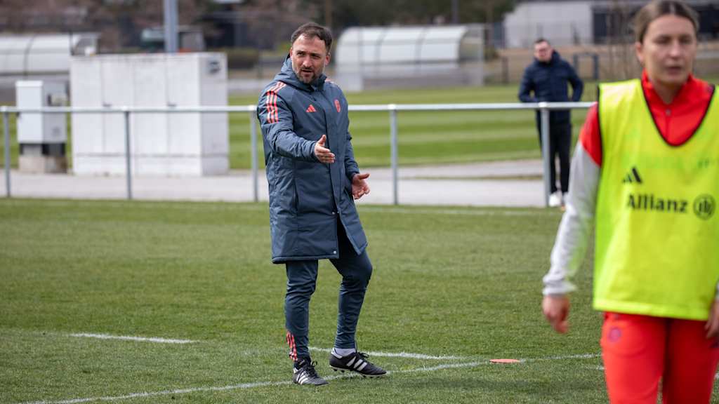 José Barcala während einer Trainingseinheit der FCB-Frauen.