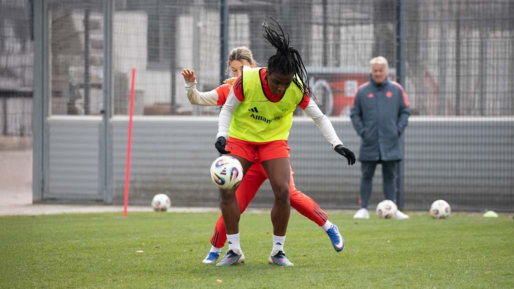 Edna Imade und Barbara Dunst im Zweikampf während einer Trainingseinheit der FC Bayern Frauen.
