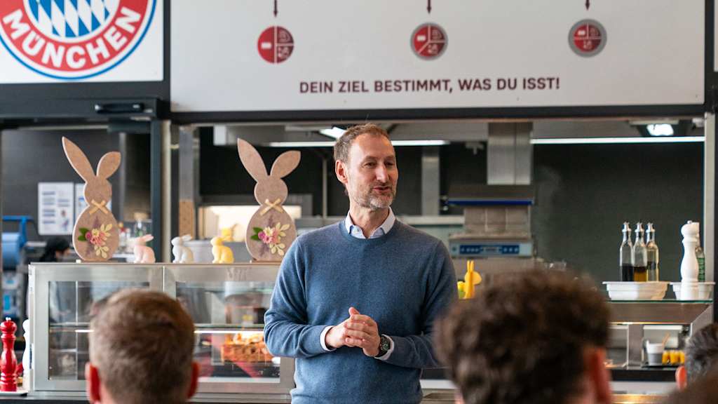 Jochen Sauer hält eine Rede in der Mensa des FC Bayern Campus.