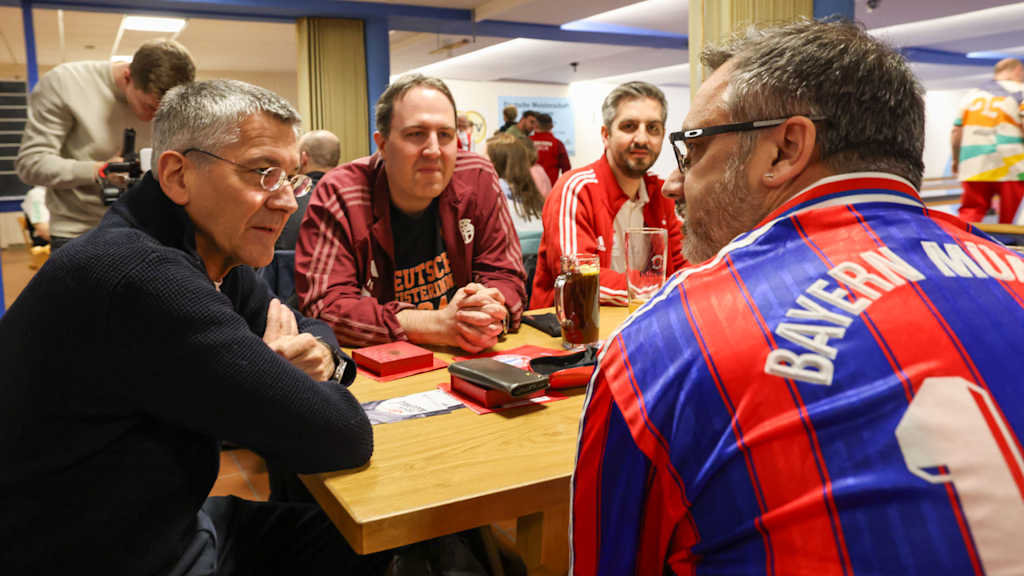 Präsident Herbert Hainer im Gespräch mit den kegelnden Mitgliedern.