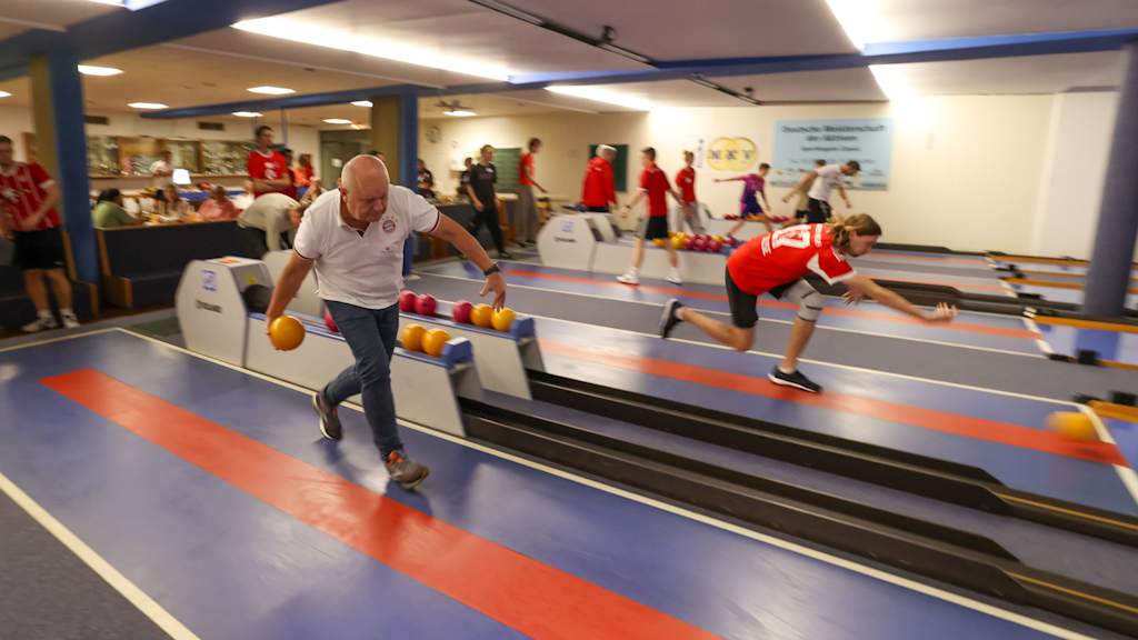 Das Kegeln im Rahmen eines Events des FC Bayern für seine Mitglieder.