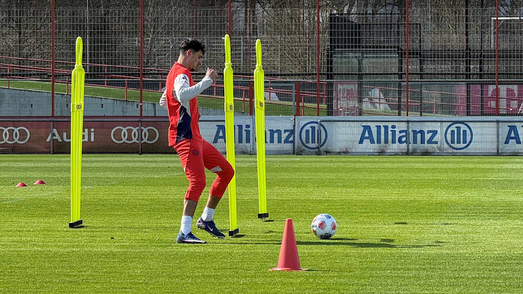 Aleksandar Pavlovic trainiert mit dem Ball auf dem Trainingsplatz des FC Bayern an der Säbener Straße.