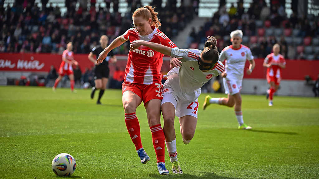 Stine Ballisager im Zweikampf während des Heimspiels der FC Bayern Frauen in der Frauen-Bundesliga gegen den 1. FC Nürnberg