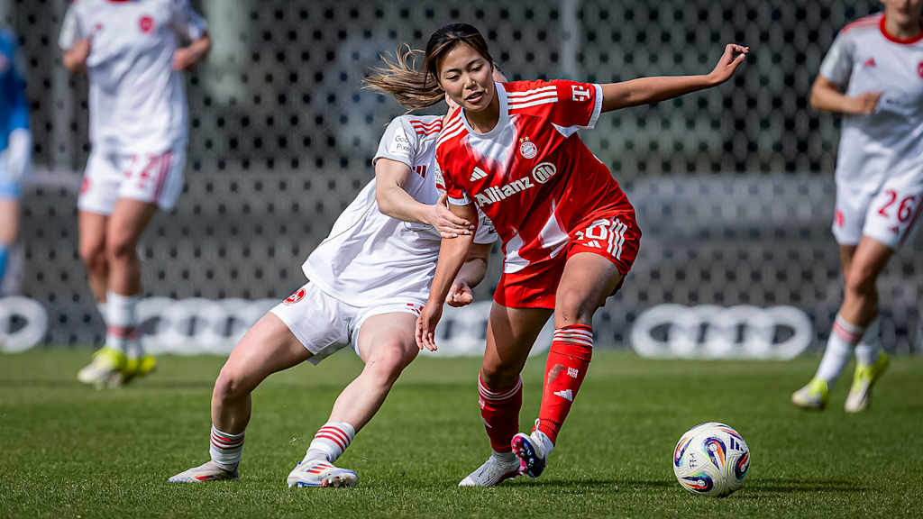 Momoko Tanikawa wird gehalten während des Heimspiels der FC Bayern Frauen in der Frauen-Bundesliga gegen den 1. FC Nürnberg