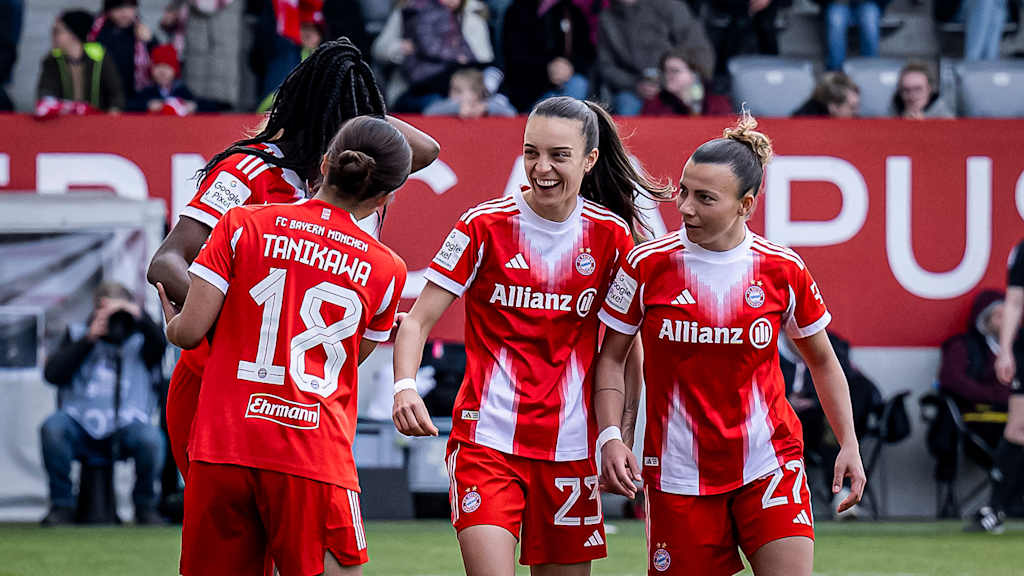 Natalia Padilla Bidas, Arianna Caruso und Momoko Tanikawa jubeln während des Heimspiels der FC Bayern Frauen in der Frauen-Bundesliga gegen den 1. FC Nürnberg