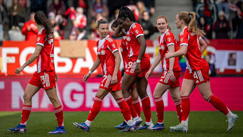 Die FC Bayern Frauen jubeln zusammen während des Heimspiels in der Frauen-Bundesliga gegen den 1. FC Nürnberg