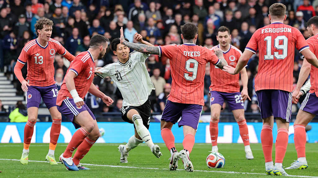 Hiroki Ito führt einen Zweikampf im Spiel zwischen Japan und Schottland.