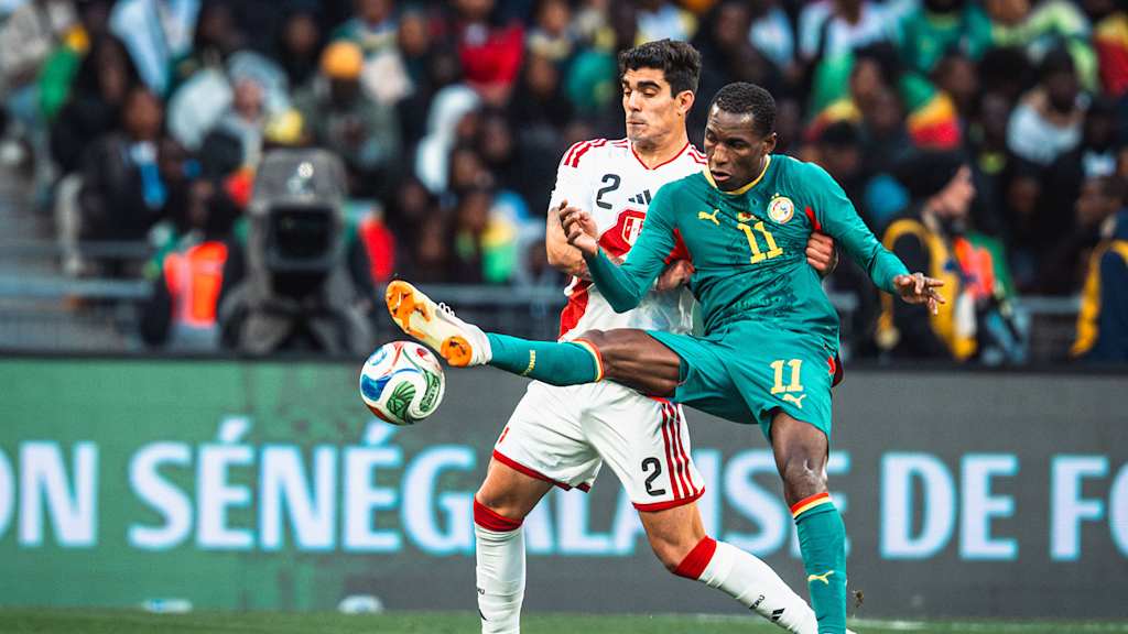 Nicolas Jackson führt einen Zweikampf im Spiel zwischen Senegal und Peru.