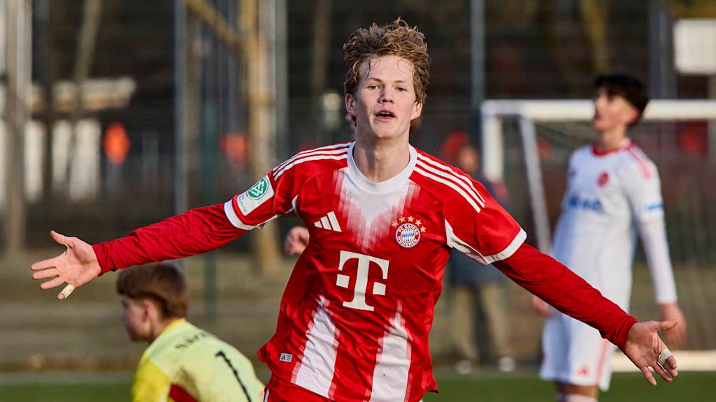 Philipp von Taube streckt bei seinem Jubel die Arme aus.