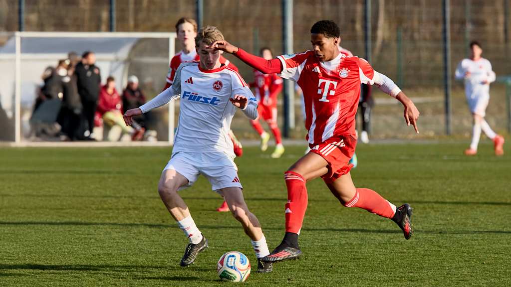 Leeron Danioko dribbelt mit dem Ball.