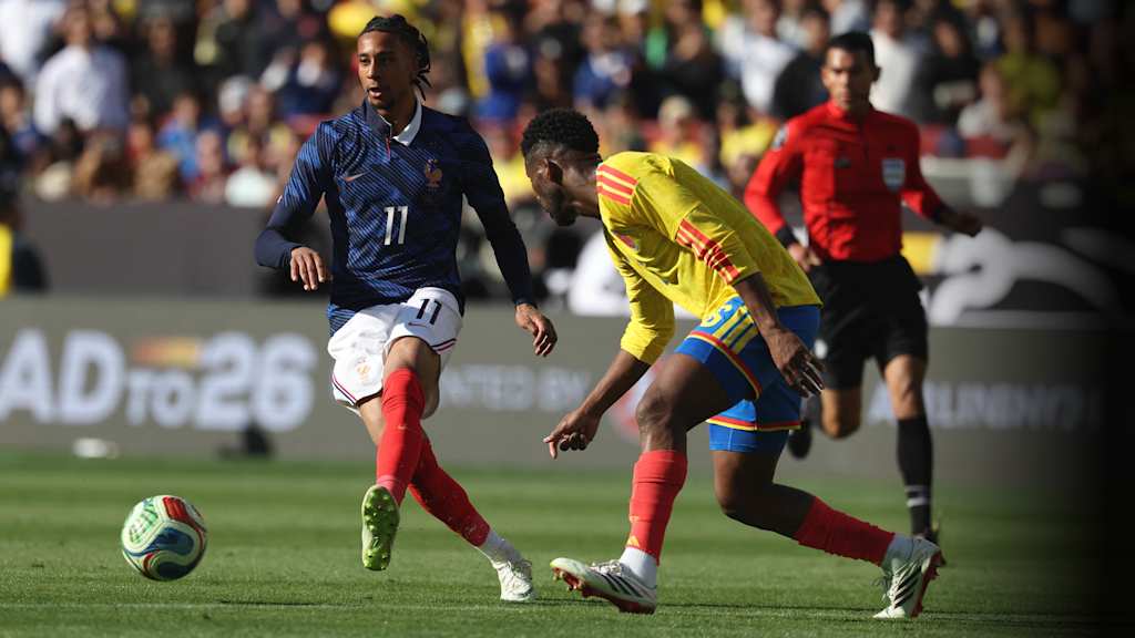 Michael Olise con la camiseta azul de la selección francesa.