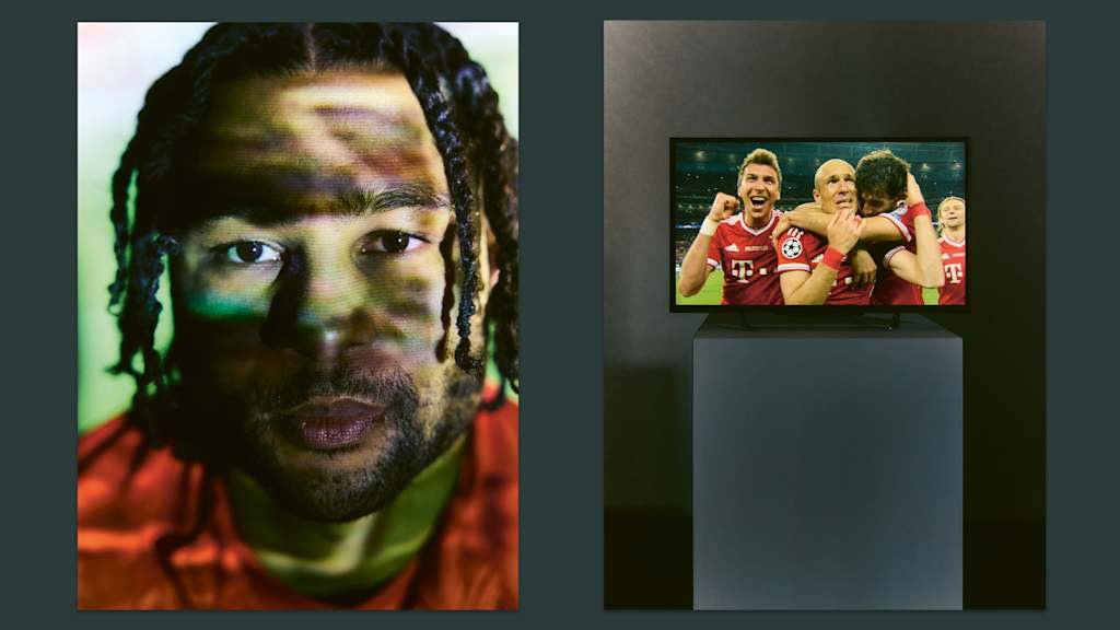 Serge Gnabry beim TV-Abend - daneben ist auf einem Bildschirm das Siegtor von Arjen Robben im CL-Finale 2013 zu sehen