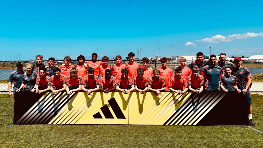 Die U15 des FC Bayern posiert für ein Gruppenbild in den USA.