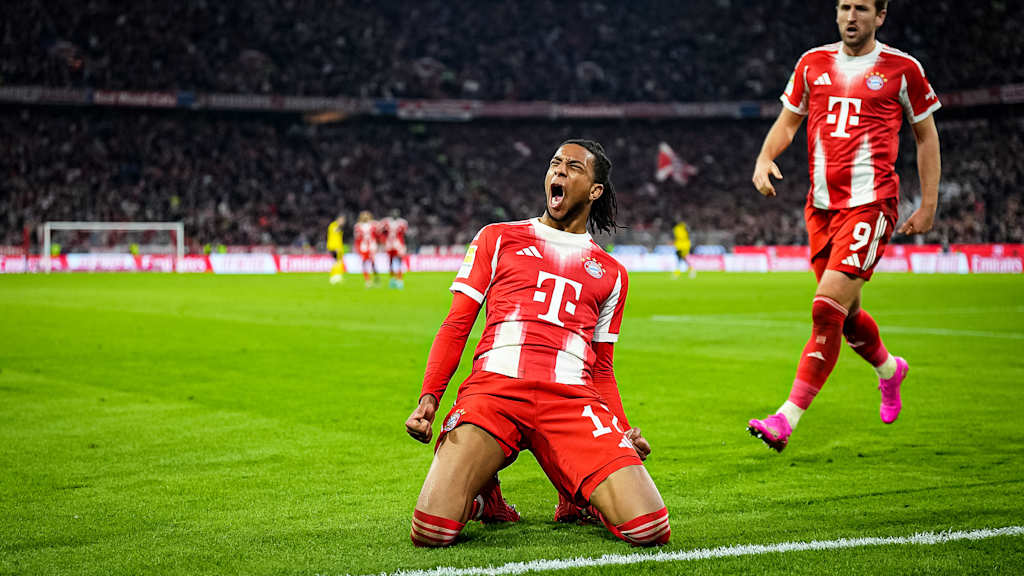 Michael Olise jubelt auf den Knien während des Bundesliga-Heimspiels des FC Bayern gegen Borussia Dortmund