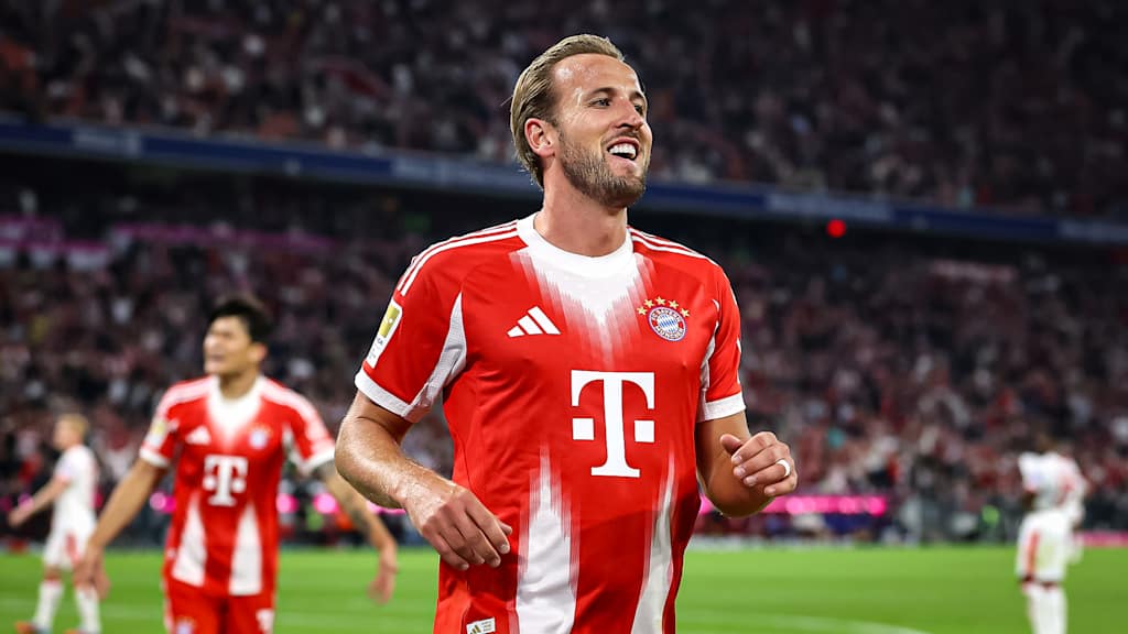 Harry Kane strahlt nach seinem Hattrick während des Bundesligaauftakts zwischen dem FC Bayern und RB Leipzig