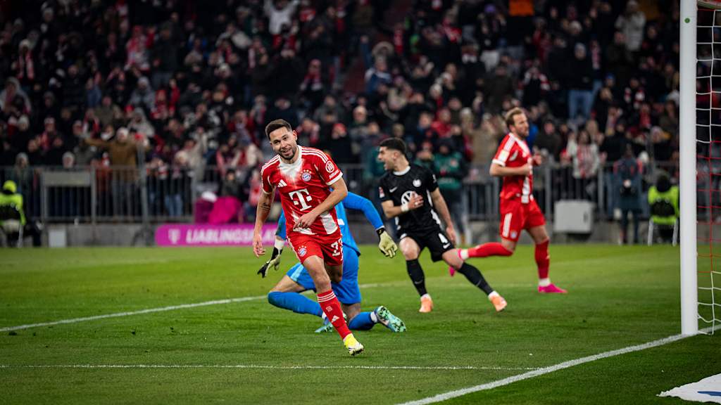Raphael Guerreiro dreht ab zum Jubel nach dem 5:1 im Bundesliga-Spiel des FC Bayern gegen den VfL Wolfsburg