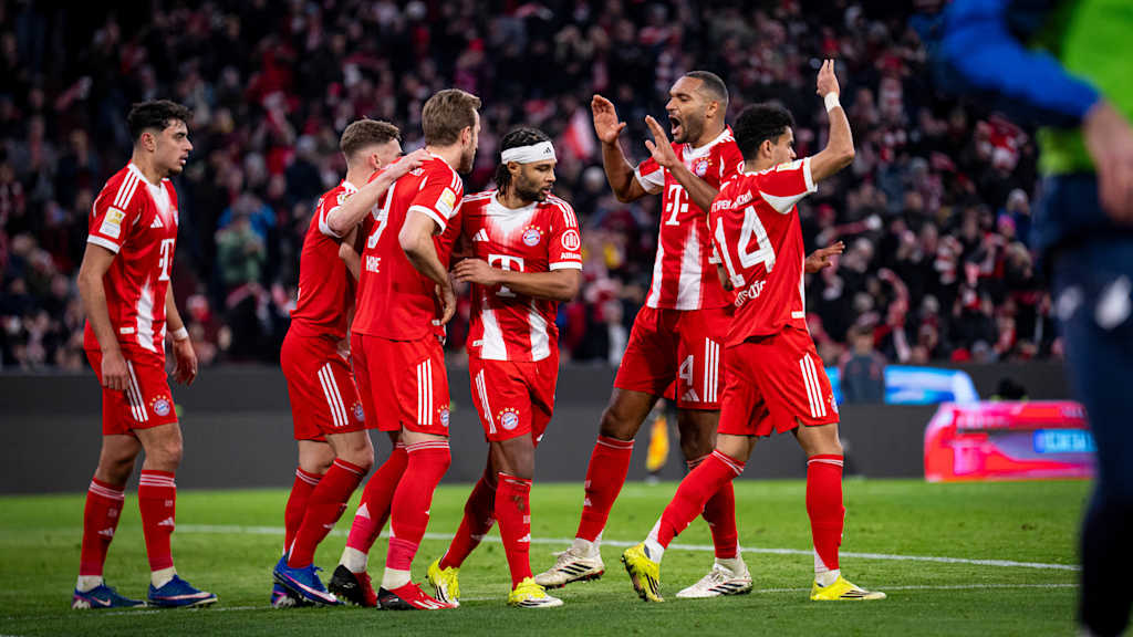 Jonathan Tah jubelt mit den Teamkollegen im Bundesliga-Spiel des FC Bayern gegen die TSG Hoffenheim