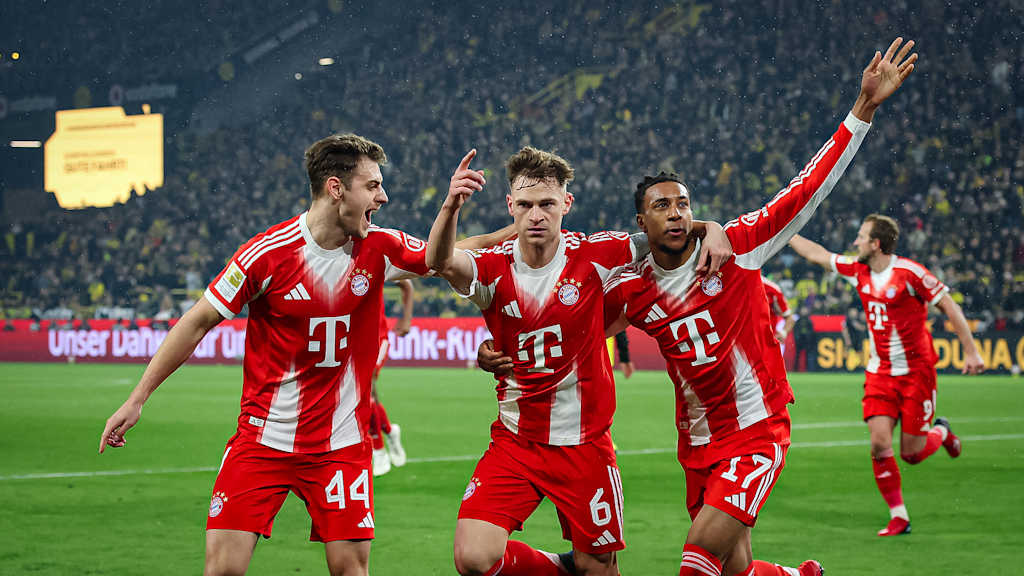 Joshua Kimmich und Michael Olise jubeln während des Bundesliga-Topsspiels des FC Bayern bei Borussia Dortmund