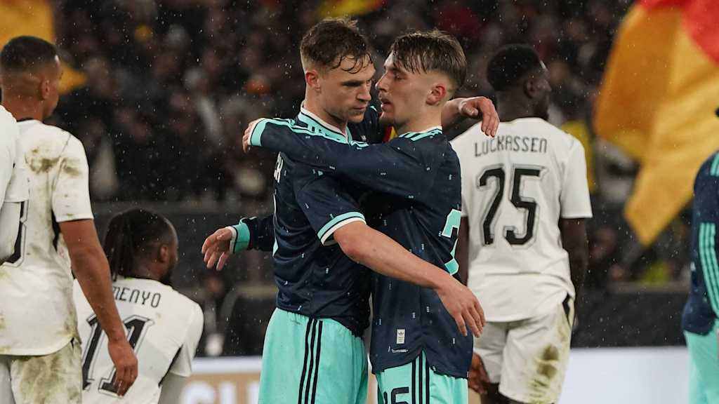 Joshua Kimmich und Lennart Karl umarmen sich nach einem Tor der deutschen Nationalmannschaft