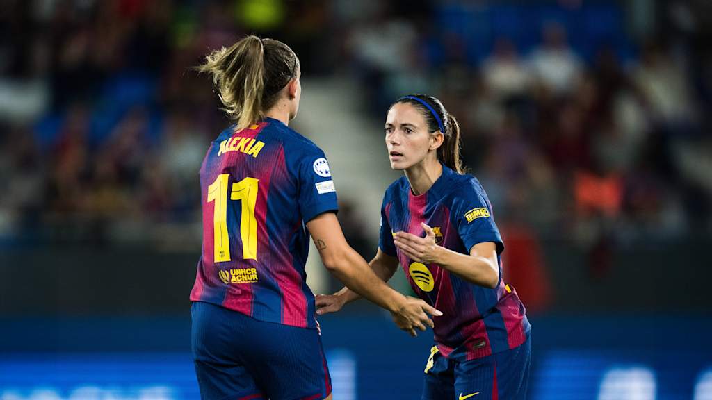 Alexia Putellas und Aitana Bonmatí besprechen sich während eines Spiels.