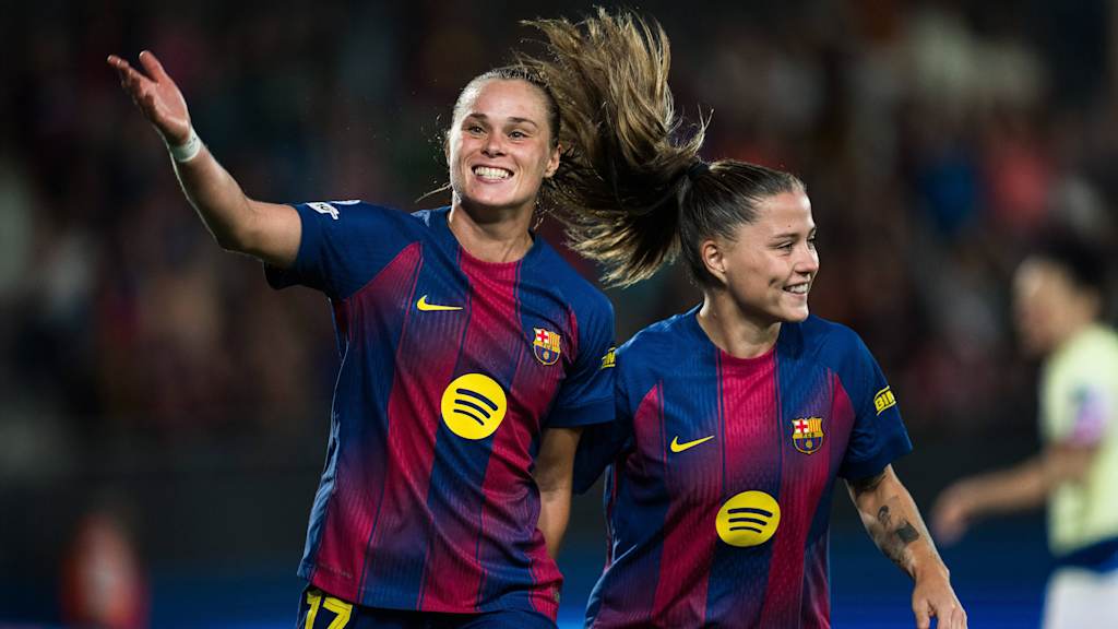 Ewa Pajor und Claudia Pina jubeln gemeinsam.