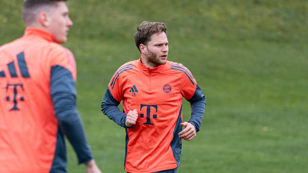 Benno Schmitz im orangenen FC Bayern-Dress