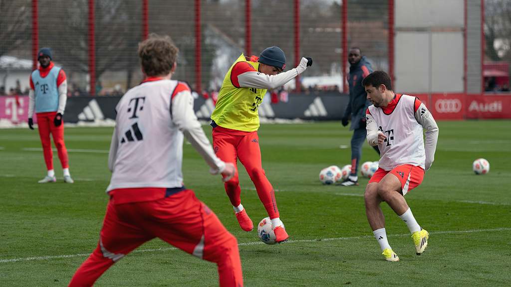 Jamal Musiala spielt im Training des FC Bayern einen Pass mit der Hacke
