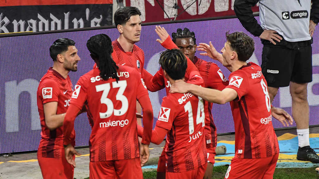 Spieler des SC Freiburg bejubeln ein Tor gegen St. Pauli