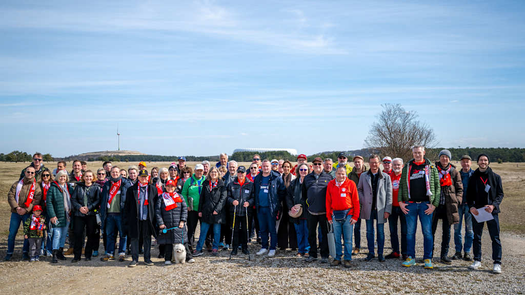 Die Wandergruppe hat sich für ein Gruppenbild aufgestellt