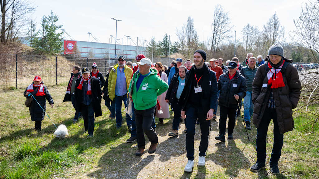 Die exklusive Wandergruppe vor dem FC Bayern Campus