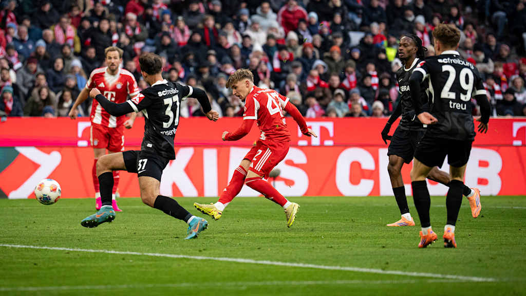 Lennart Karl erzielt das 1:2 im Bundesliga-Spiel des FC Bayern gegen den SC Freiburg.