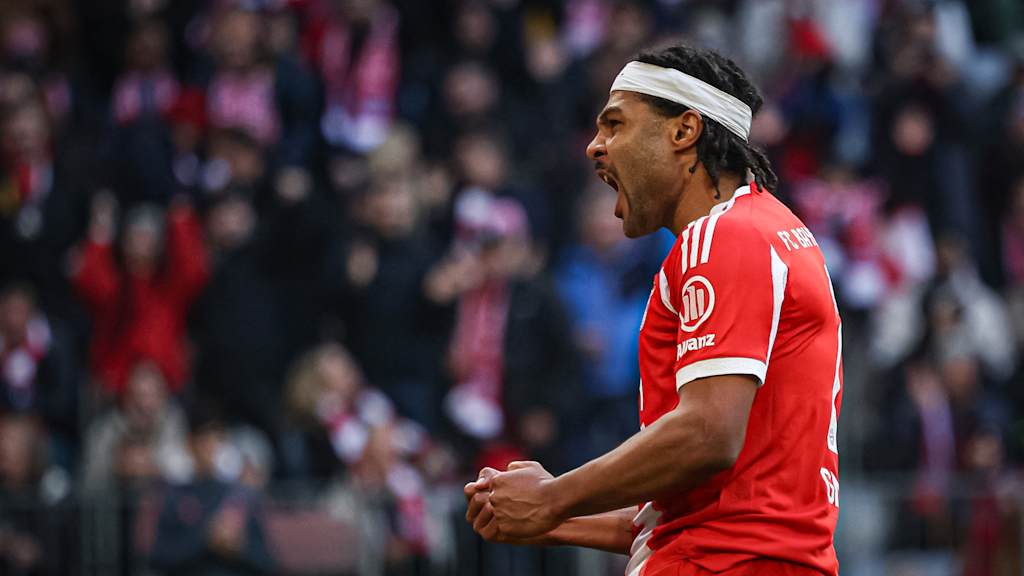 Serge Gnabry schreit vor Freude und ballt die Fäuste während des Heimspiels des FC Bayern in der Bundesliga gegen den 1. FC Union Berlin