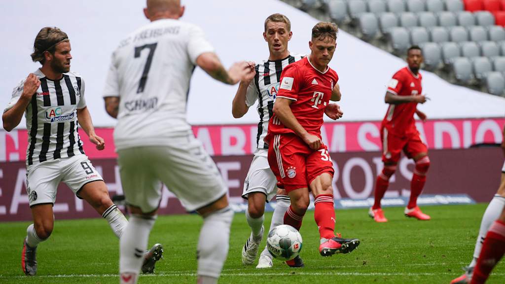 Joshua Kimmich und Nils Petersen im Zweikampf um den Ball im Spiel Bayern gegen Freiburg