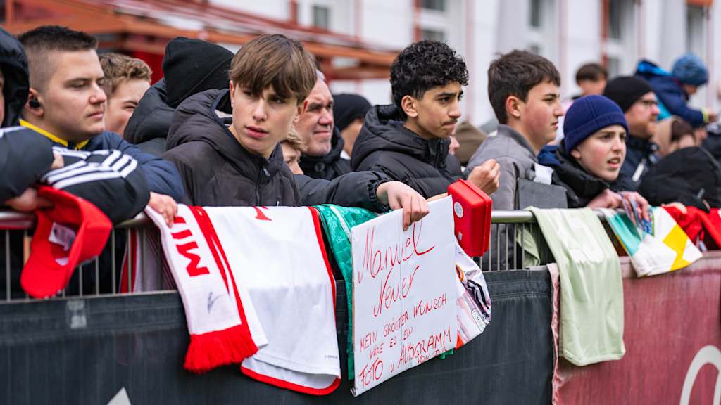 Bayern fans at Säbener Straße