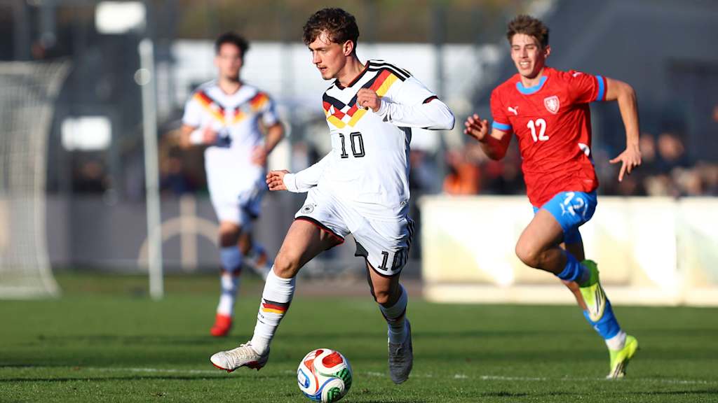 Maurice Krattenmacher schrimt den Ball ab im Deutschlandtrikot.