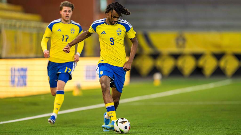 Jonah Kusi-Asare passt den Ball.