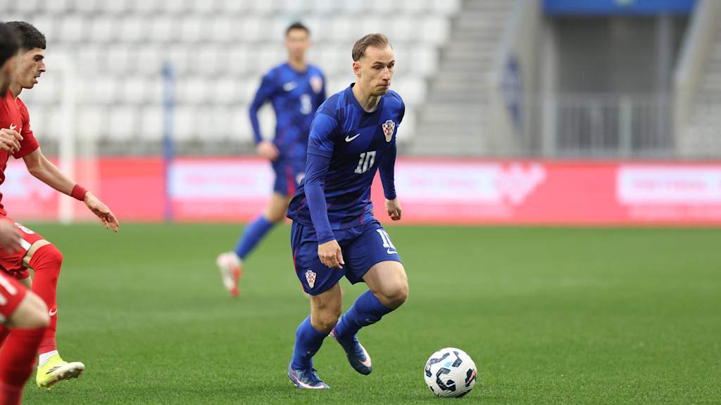 Lovro Zvonarek behauptet den Ball.